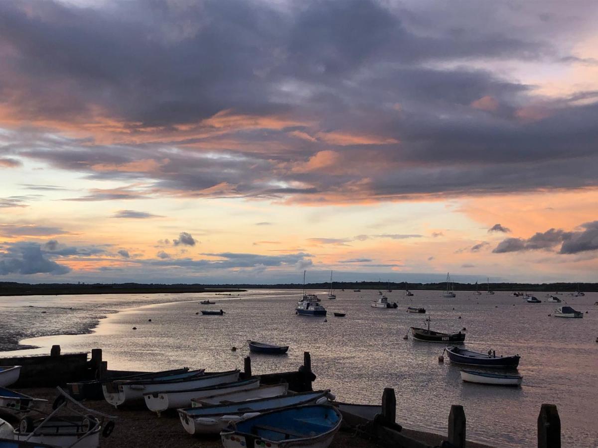 The Boathouse In Felixstowe Ferry - Stunning Waterfront Property Exterior foto